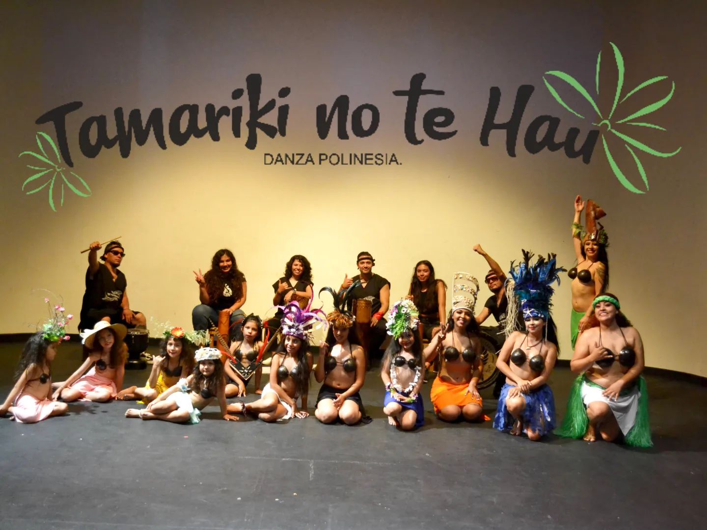 Orquesta "TE PEHE ORA" con las bailarinas de Tamariki no te Hau.