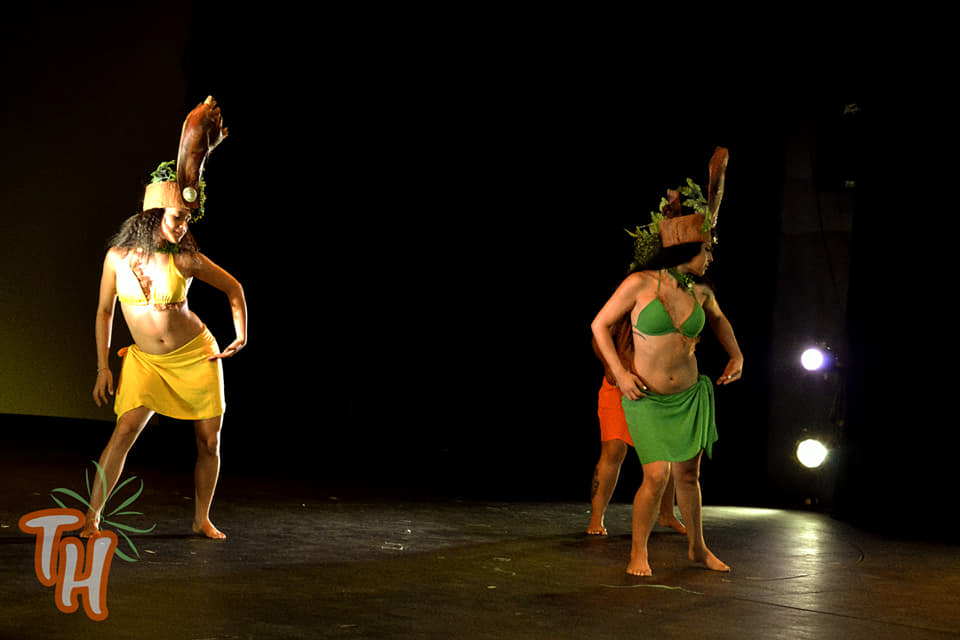 Otea nui interpretada por la miss Daniela (amarillo ) y la miss Brenda (verde) .